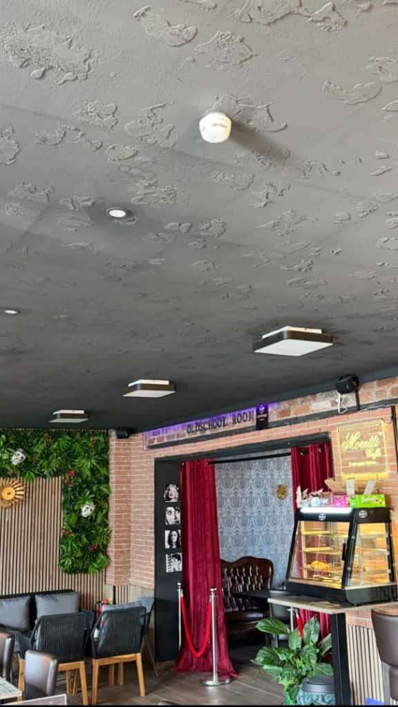 Rauchwarnmelder an der Decke in einem Café