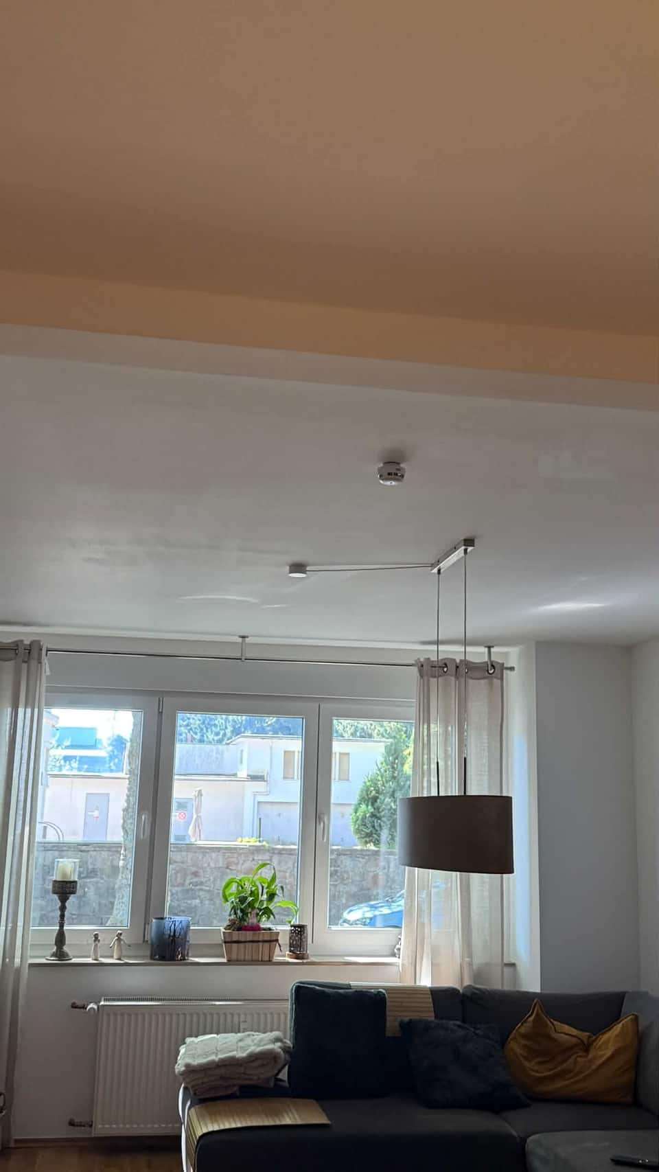 Rauchwarnmelder an der Decke im Wohnzimmer